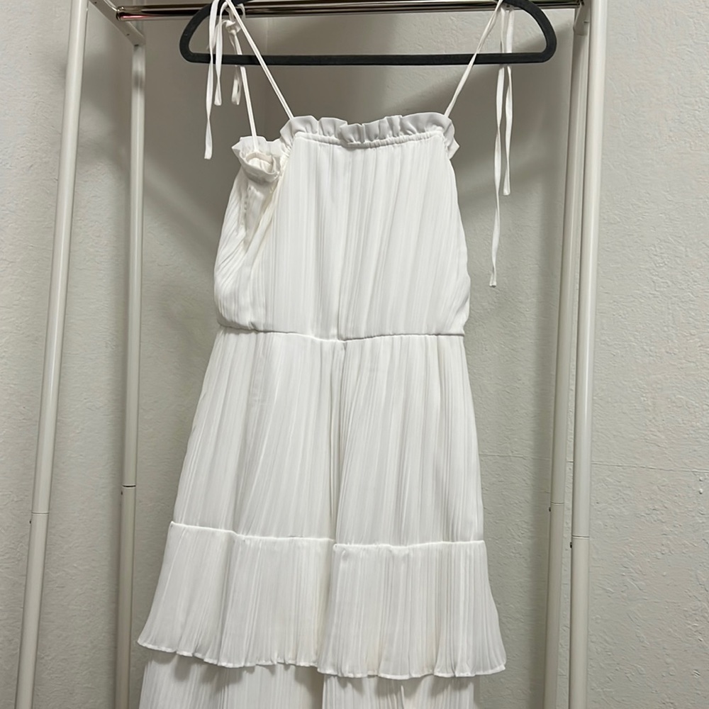 Small tiered white lulus dress with slit